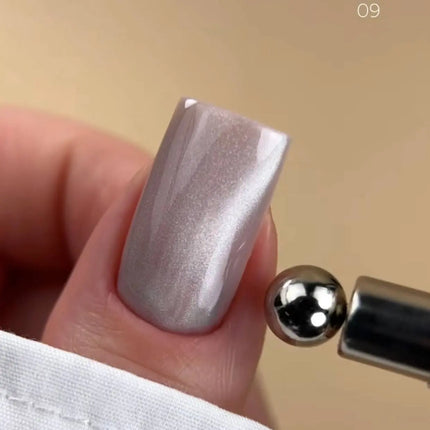 BIBLIOTEKA Cat Eye Gel Polish Nr. 09 Moon Veil 10ml – Silberweiß