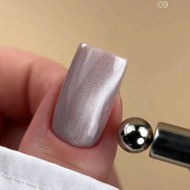BIBLIOTEKA Cat Eye Gel Polish Nr. 09 Moon Veil 10ml – Silberweiß