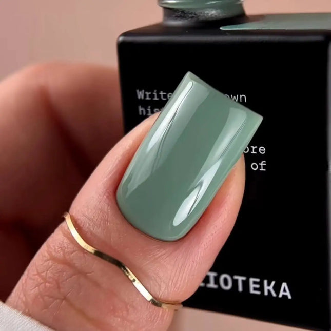 BIBLIOTEKA Gel Polish Nr. 012 Sky 10ml – zarte blaue Farbe